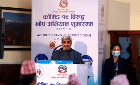 स्वास्थ्य तथा जनसङ्ख्यामन्त्री हृदयेश त्रिपाठी कोभिड–१९ विरुद्धको खोप शुभारम्भ कार्यक्रममा खोपबारे जानकारी गराउँदै । 