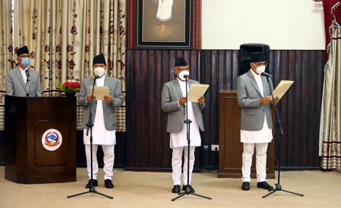 राष्ट्रपति विद्यादेवी भण्डारीबाट राष्ट्रपति भवन, शीतलनिवासमा बिहीबार आयोजित विशेष समारोहमा पद तथा गोपनीयताको शपथ लिँदै नवनियुक्त अर्थमन्त्री विष्णुप्रसाद पौडेल, शहरी विकासमन्त्री कृष्णगोपाल श्रेष्ठ र महिला, बालबालिका तथा ज्येष्ठ नागरिकमन्त्री लीलानाथ श्रेष्ठ । तस्बिरः रासस
