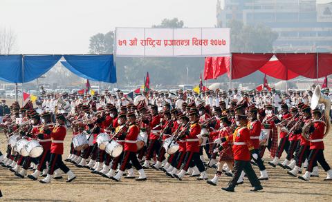 ७१ औं राष्ट्रिय प्रजातन्त्र दिवसका अवसरमा शुक्रबार टुँडिखेलमा आयोजित कार्यक्रममा नेपाली सेना, नेपाली प्रहरी र सशस्त्र प्रहरीको टोली मार्चपास गर्दै । 