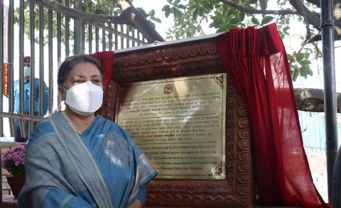 विसं. २०७२ को भूकम्पबाट क्षतिग्रष्ट काठमाडौँको रत्नपार्कमा रहेको ऐतिहासिक रानी पोखरी पुनः निर्माण सम्पन्न पछि बुधबार उद्घाटन गर्नुहुँदै राष्ट्रपति विद्यादेवी भण्डारी ।  तस्वीर रासस
