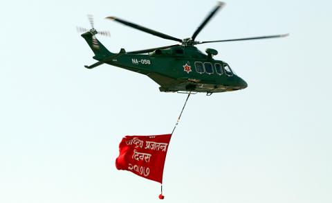 ७१ औँ प्रजातन्त्र दिवसका अवसरमा काठमाडौँको टुँडिखेलमा आयोजित समारोहमा प्रजातन्त्र दिवस लेखिएको व्यानरसहित हेलिकप्टर ।