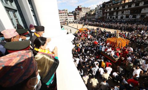 राष्ट्रपति विद्यादेवी भण्डारी, ईन्द्रजात्राको अवसरमा बसन्तपुरमा आयोजित विशेष समारोहमा पूजा गर्दै ।