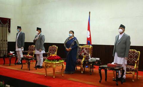 राष्ट्रपति विद्यादेवी भण्डारी, उपराष्ट्रपति नन्दबहादुर पुन,प्रधानमन्त्री केपी शर्मा ओली र सभामुख अग्निप्रसाद सापकोटा बिहीबार राष्ट्रपति निवास शितलनिवासमा पद तथा गोपनीयताको शपथ ग्रहण  समारोहमा सहभागी हुदै । तस्बिर : रासस